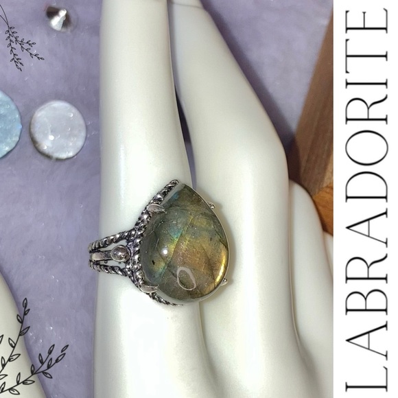 Flashy Labradorite Gemstone Chunky Handmade Ring - Picture 5 of 9